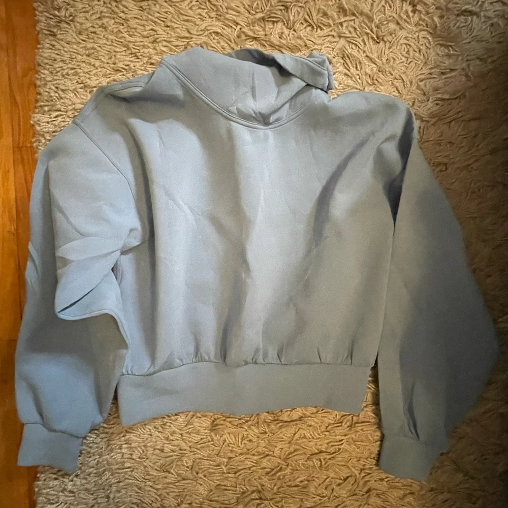 lululemon Full Flourish Pullover as 8 blue willow luxtreme funnel neck$128